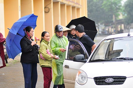 Phe vé lộng hành bên ngoài sân
