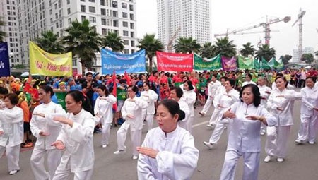 Cư dân Vinhomes đắm mình trong không khí thể thao cuồng nhiệt - 2 Các cụ biểu diễn dưỡng sinh