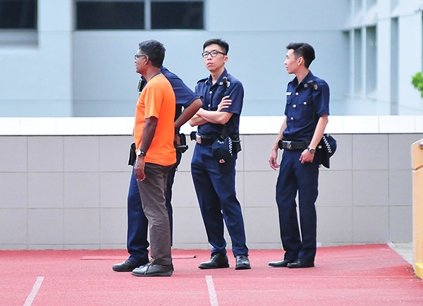 Lực lượng an ninh đi theo cầu thủ U23 Việt Nam khá sát