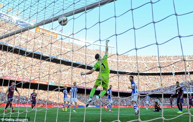 Phục hận Sociedad, Barcelona tiến gần ngôi vô địch - 1 Hai bàn thắng ở hiệp 2 đã giúp Barca hạ Sociedad 2-0 tại Nou Camp