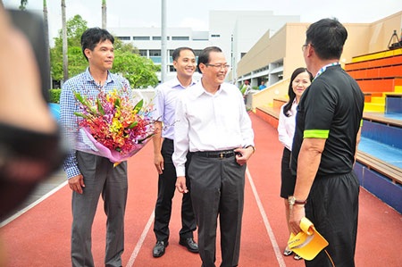 Đại sứ Tiến Minh hồ hởi khi đến thăm U23 Việt Nam