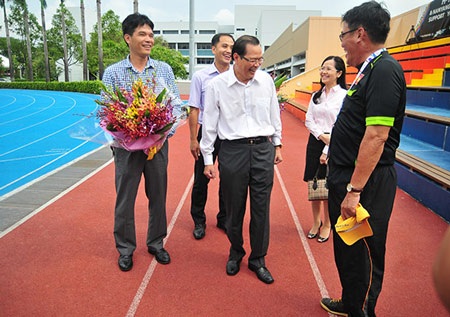 Trưởng đoàn Dương Vũ Lâm tiếp Đại sứ Tiến Minh trên sân