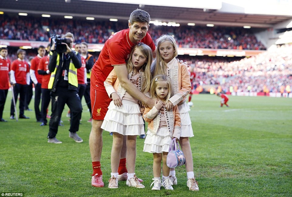 Màn chào sân Anfield đầy ấn tượng của Gerrard - 1 Gerrard chia say Liverpool sau 17 năm gắn bó
