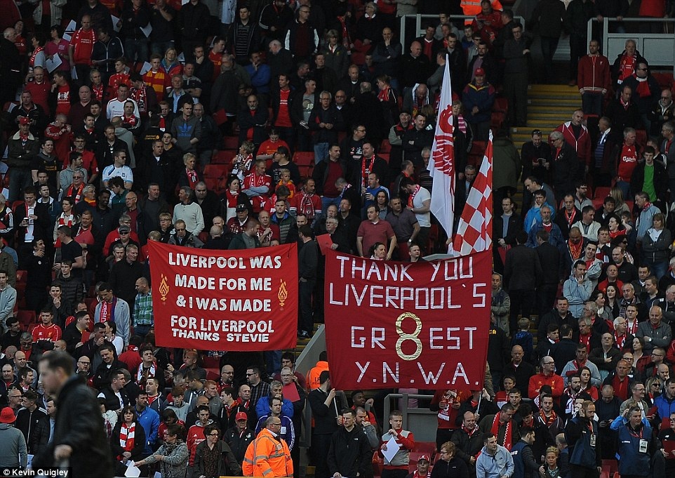 Màn chào sân Anfield đầy ấn tượng của Gerrard - 7 Các CĐV Liverpool tri ân cống hiến 17 năm của Gerrard với sân Anfield