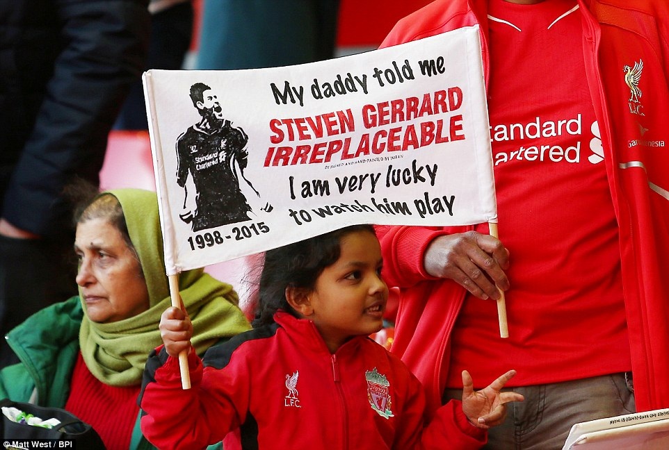 Màn chào sân Anfield đầy ấn tượng của Gerrard - 8 Các CĐV Liverpool tri ân cống hiến 17 năm của Gerrard với sân Anfield