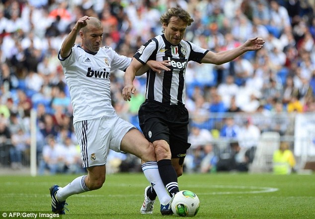 Juventus - Real Madrid: Cuộc chiến duyên nợ - 1 Nedved đối đầu Zidane ở đại chiến Real-Juve hồi năm 2003