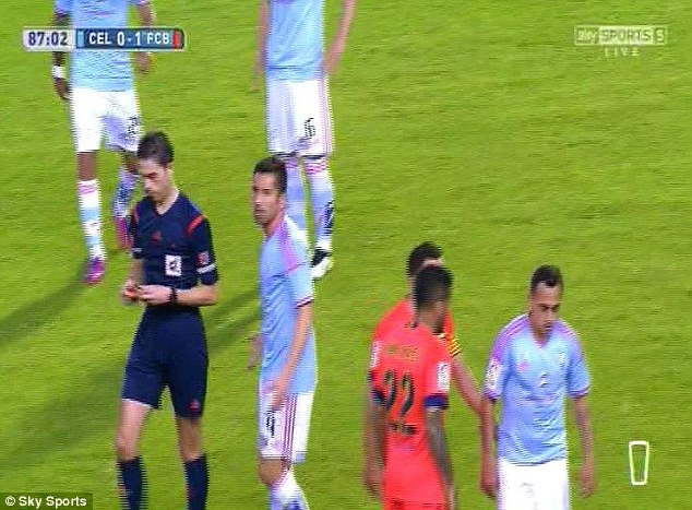 Đánh bại Celta Vigo, Barcelona vững ngôi đầu bảng - 3 Tình huống ăn vạ của Busquets khiến Orellana bị đuổi khỏi sân ở cuối trận