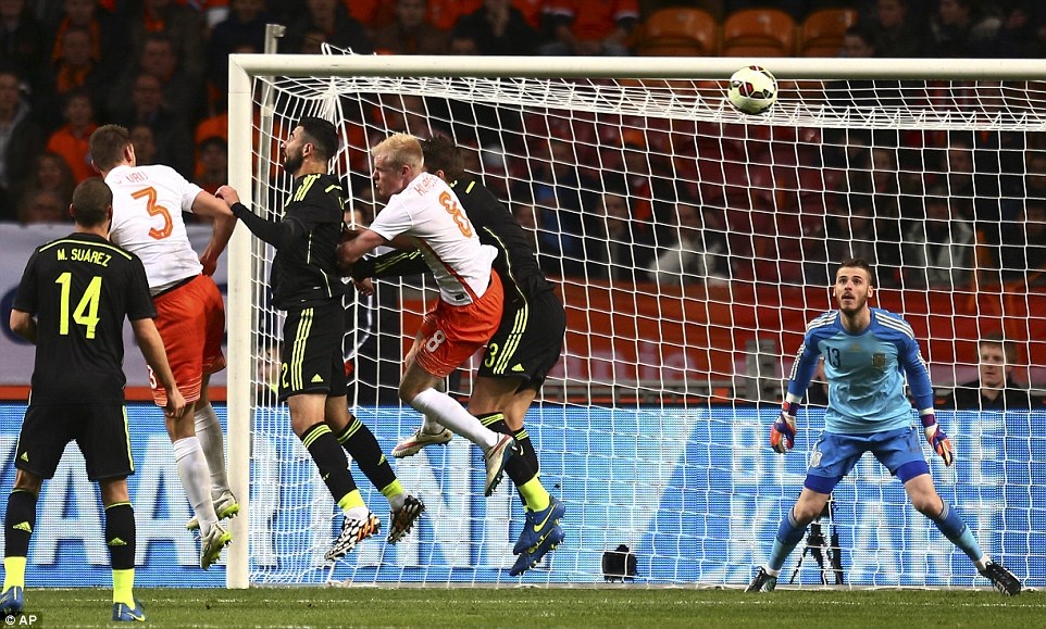 Tây Ban Nha gục ngã trước Hà Lan tại Amsterdam Arena - 1 Vrij đánh đầu mở tỷ số cho Hà Lan vào lưới De Gea