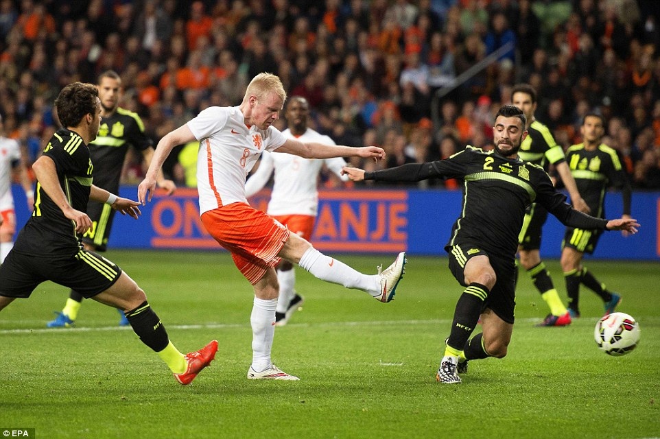 Tây Ban Nha gục ngã trước Hà Lan tại Amsterdam Arena - 2 Klaassen nâng tỷ số lên 2-0 cho Hà Lan ở phút 16