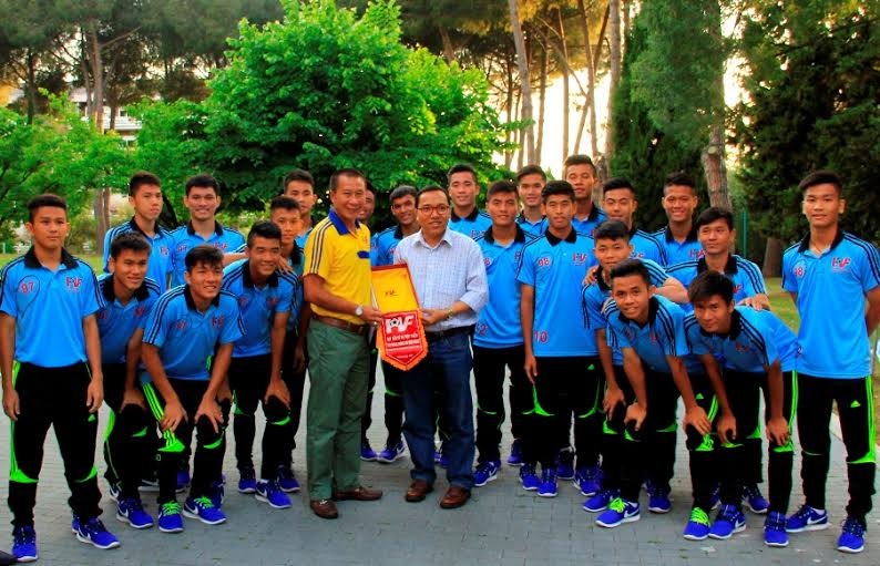 U18 PVF tập huấn tại Italia - 5 Đại sứ Đặc mệnh Toàn quyền CHXHCN Vi ... chụp hình lưu niệm cùng U18 PVF
