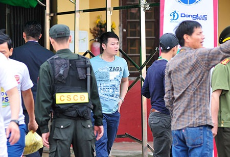 Tiền đạo lừng danh một thời thu hút sự chú ý từ dư luận