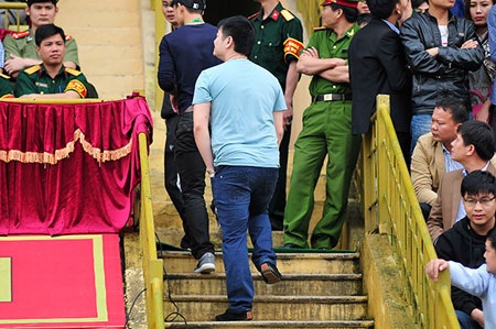 Các CĐV trên sân khá quan tâm đến sự xuất hiện của Văn Quyến