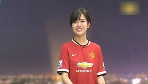 Hot girl Tú Linh “làm nóng” đại chiến Chelsea-MU - 1 Hot girl Tú Linh “làm nóng” đại chiến Chelsea-MU