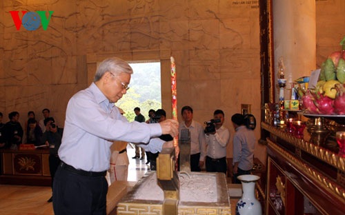 Tổng Bí thư dâng hương tại đền thờ Chủ tịch
Hồ Chí Minh