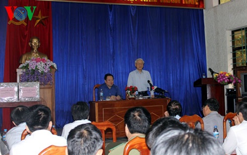 Tổng Bí thư nói chuyện với cán bộ nhân dân
xã Trường Hà