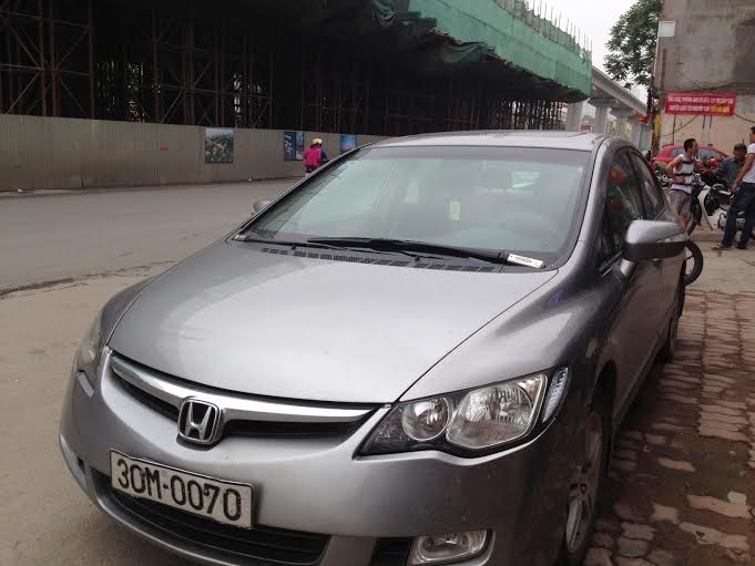 Rơi thanh sắt khi thi công dự án đường sắt trên cao Cát Linh- Hà Đông - 3 Chiếc
ôtô Honda Civic mang BKS 30M- 0070
