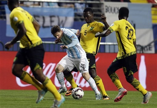 Higuain lập công, Argentina giành ngôi nhất bảng B - 2 Messi chơi không quá nổi bật ở trận đấu thứ 100 khoác áo ĐTQG