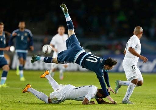 Messi luôn bị chơi thô bạo từ phía cầu thủ Uruguay