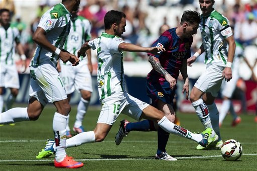 Cordoba 0-8 Barcelona: Suarez lập hattrick, Messi ghi 2 bàn - 2 Messi đã có 40 bàn thắng ở La Liga, hơn C.Ronaldo 1 bàn
