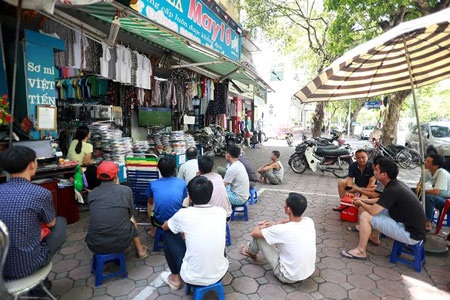 Người dân Hà Nội dõi theo U23 Việt Nam ở khắp mọi nơi - Ảnh: Cường Net