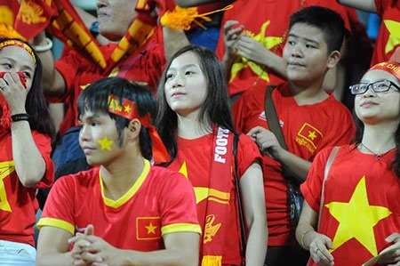 Nữ CĐV xinh đẹp chăm chú theo dõi trận đấu