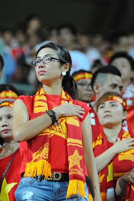 Sang hiệp 2, khán giả Việt Nam có mặt trên sân lên đến 2000 người