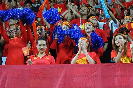 Sang hiệp 2, khán giả Việt Nam có mặt trên sân lên đến 2000 người