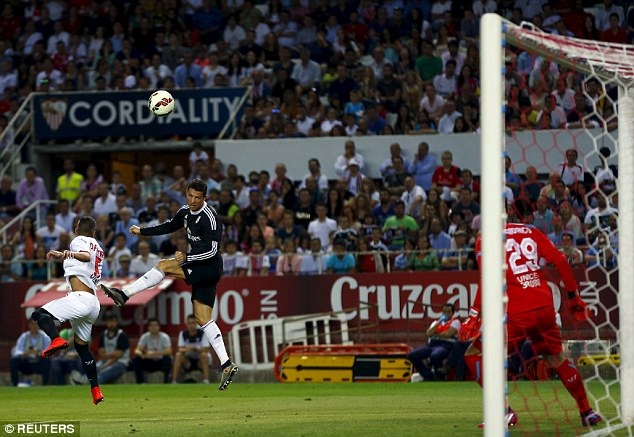 Sevilla 2-3 Real Madrid: C.Ronaldo rực sáng với cú hattrick - 1 Cả 3 bàn thắng của Ronaldo vào lưới Sevilla đều bằng đầu