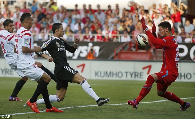 Sevilla 2-3 Real Madrid: C.Ronaldo rực sáng với cú hattrick - 2 C.Ronaldo đã có 42 bàn thắng ở La Liga năm nay, hơn Messi 2 bàn