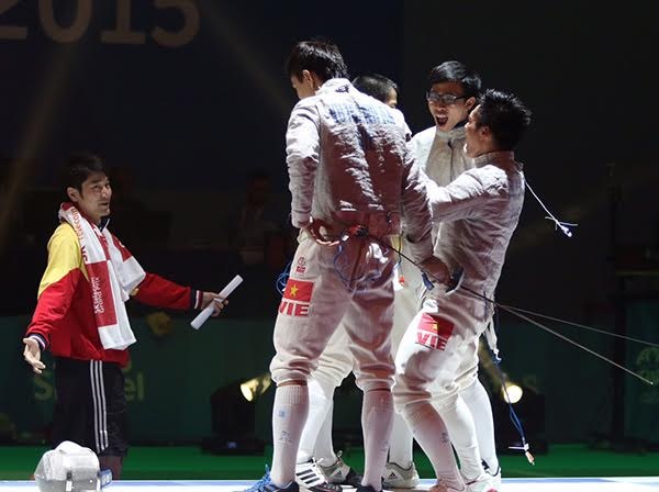 Đội đấu kiếm nam xuất sắc giành HCV ở nội dung kiếm chém