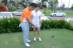 Trần Lê Duy Nhất – Golfer số một Việt Nam đang hướng dẫn cho những người tham dự lần đầu chơi Golf