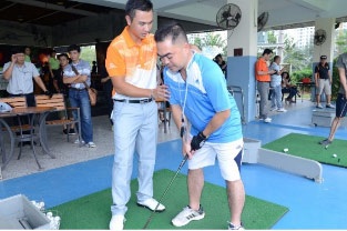 Trần Lê Duy Nhất – Golfer số một Việt Nam đang hướng dẫn cho những người tham dự lần đầu chơi Golf