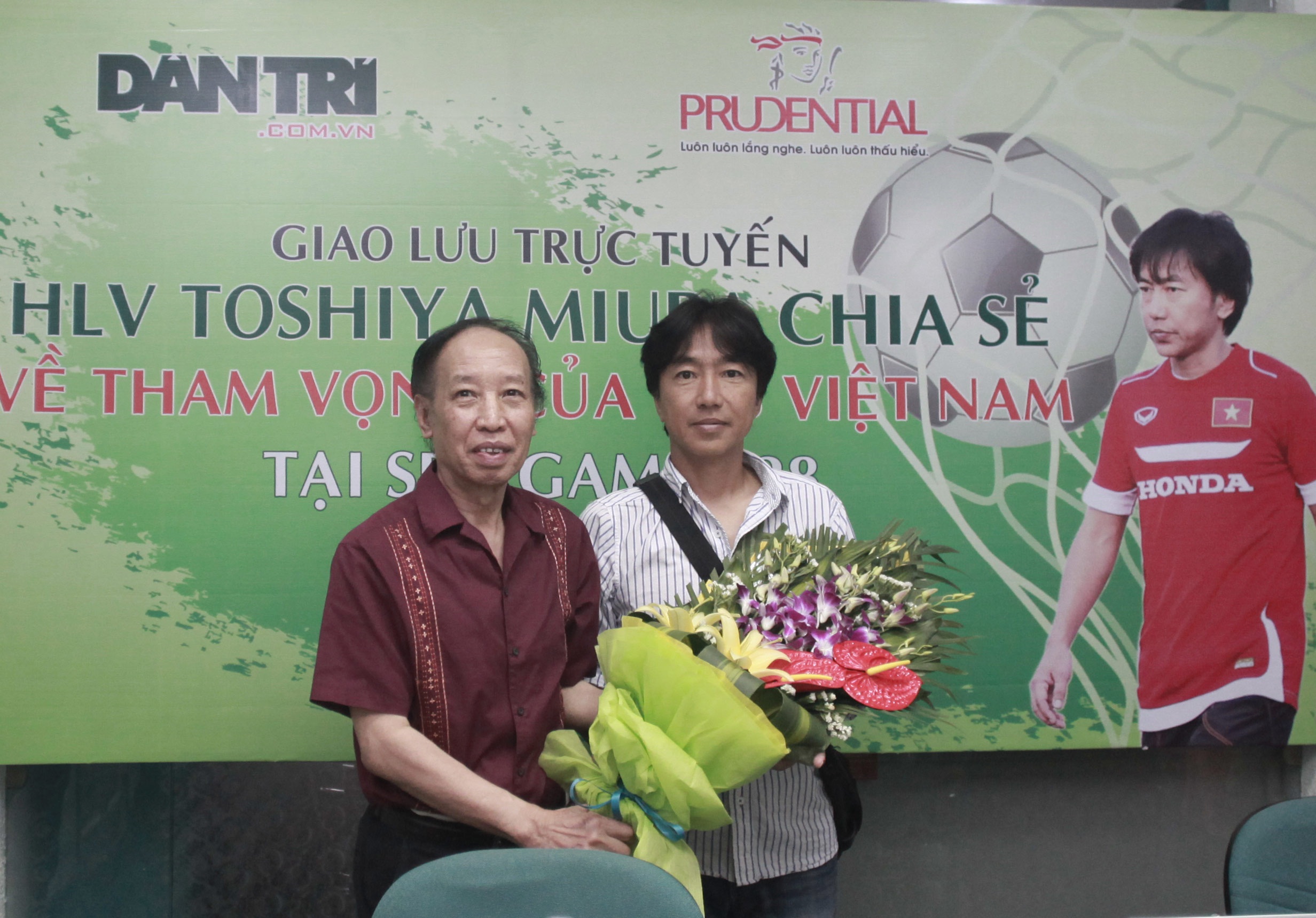 HLV Miura: “Tôi muốn bảo vệ Công Phượng” - 1 TBT báo điện tử Dân trí Phạm Huy Hoàn tặng hoa cho HLV Miura