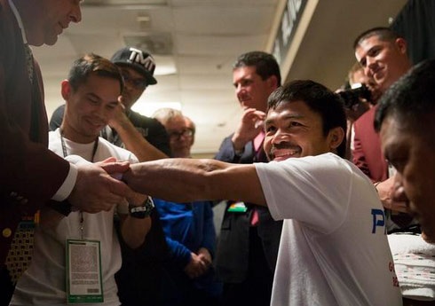 Mayweather đánh bại Pacquiao bằng tính điểm - 7 Pacquiao kiểm tra tay trước khi bước vào trận đấu