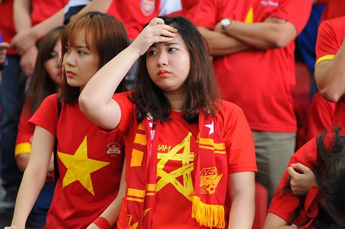 Nữ cổ động viên Việt Nam trút lệ trên sân Sports Hub - 3 Nhiều fan nữ đã khóc khi U23 Việt Nam bại trận