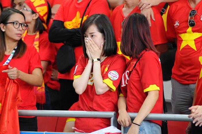 Nữ cổ động viên Việt Nam trút lệ trên sân Sports Hub - 4 Nhiều fan nữ đã khóc khi U23 Việt Nam bại trận