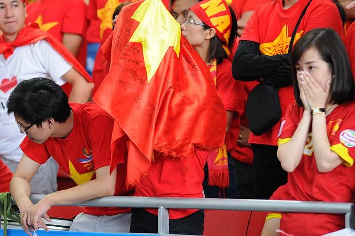 Nữ cổ động viên Việt Nam trút lệ trên sân Sports Hub - 5 Tất cả đều thất vọng khi U23 Việt Nam không thể có mặt ở chung kết