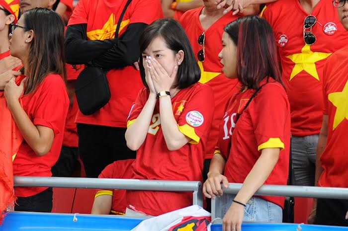 Nữ cổ động viên Việt Nam trút lệ trên sân Sports Hub - 6 Tất cả đều thất vọng khi U23 Việt Nam không thể có mặt ở chung kết