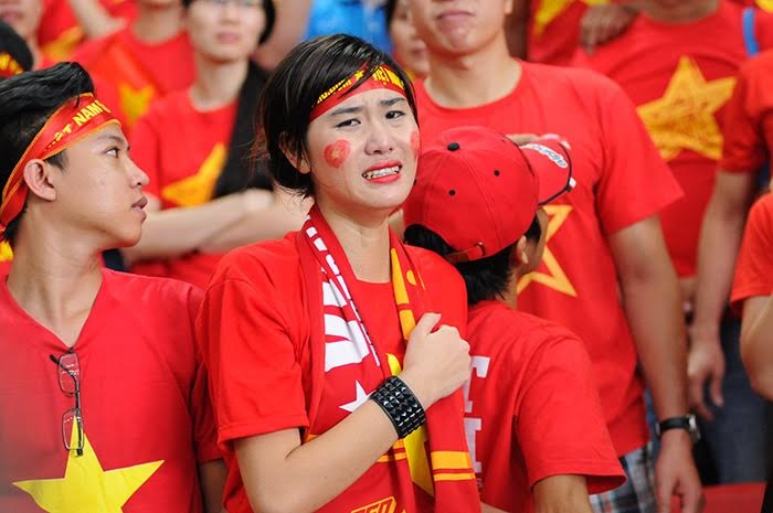 Nữ cổ động viên Việt Nam trút lệ trên sân Sports Hub - 8 An An