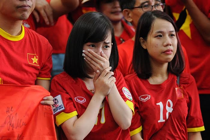 Nữ cổ động viên Việt Nam trút lệ trên sân Sports Hub - 9 An An