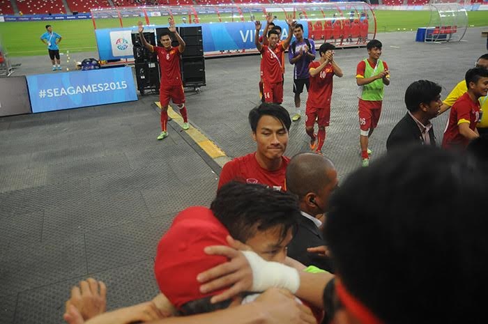 Các cầu thủ U23 Việt Nam cảm ơn người hâm mộ