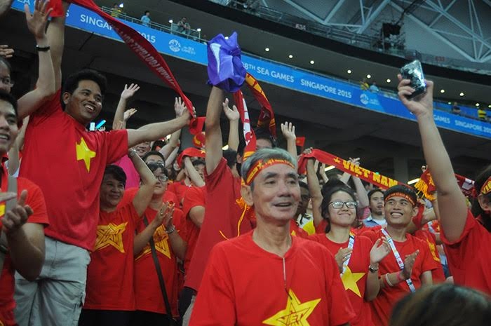 Khán đài sân Sports Hub vẫn đỏ rực với sự xuất hiện của các CĐV Việt Nam