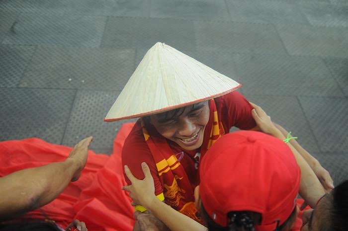 Mạnh Hùng chia sẻ niềm vui với CĐV