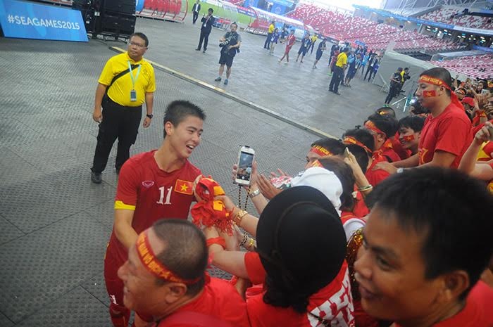 Duy Mạnh chụp ảnh cùng các CĐV