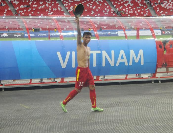 Thủ quân Quế Ngọc Hải thay toàn đội cảm ơn các CĐV nhà