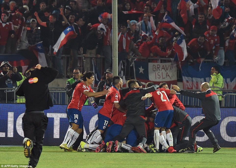 Hạ Argentina trên loạt “đấu súng”, Chile vô địch Copa America - 3 Niềm vui của các cầu thủ Chile khi đăng quang chức vô địch Copa America 2015