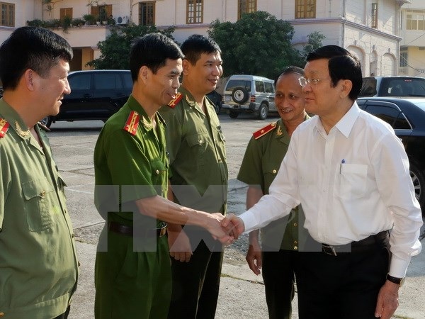 Bắc Kạn cần đưa kinh tế rừng thực sự trở thành ngành trọng điểm - 1 Chủ tịch nước Trương Tấn Sang thăm cán bộ, chiến sỹ Công an tỉnh Bắc Kạn. (Ảnh: Nguyễn Khang/TTXVN)