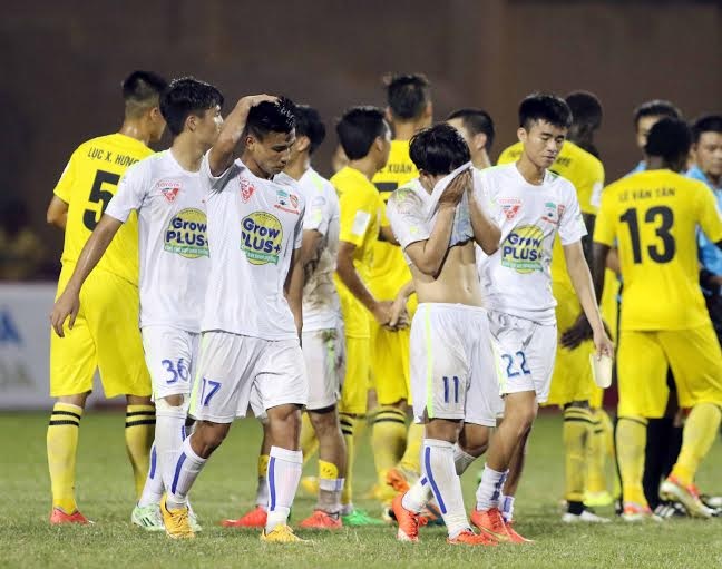 HLV Graechen cho rằng các cầu thủ HA Gia Lai luôn bị chơi xấu - Ảnh: Gia Hưng