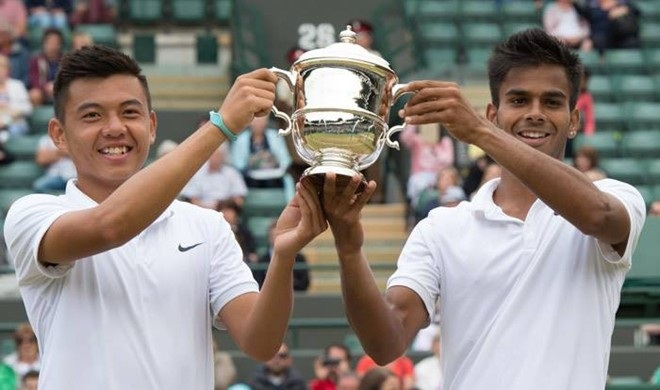 Lý Hoàng Nam: Từ cậu bé nhặt bóng tới vô địch Wimbledon trẻ - 1 Lý Hoàng Nam (trái) bước lên đỉnh vinh quang từ cậu bé nhặt bóng
