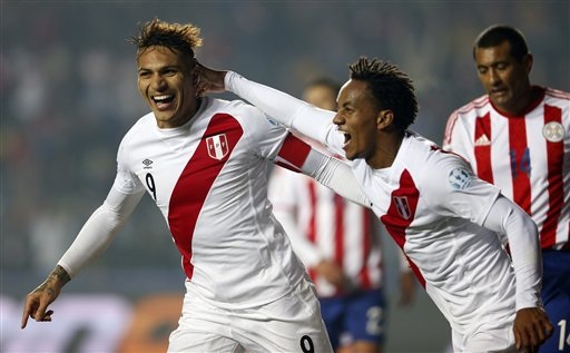 Hạ Paraguay, Peru giành hạng ba Copa America 2015 - 2 Carrillo ăn mừng bàn thắng mở tỷ số vào lưới Peru